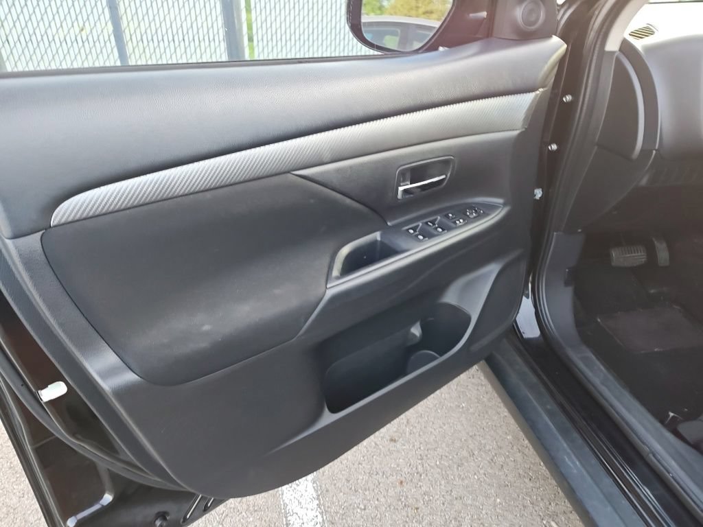 Used 2017 Mitsubishi Outlander SE FWD image 5