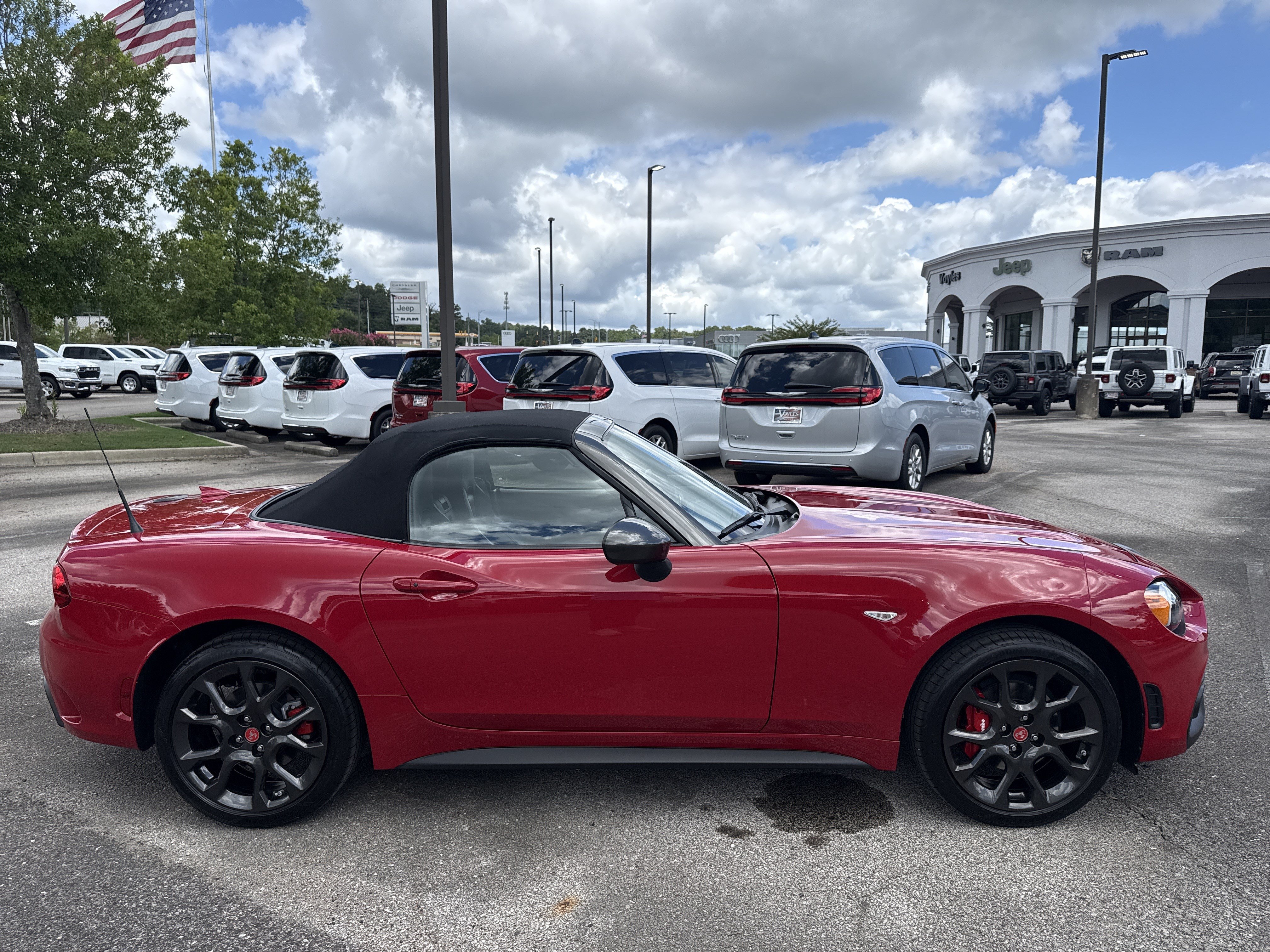 Used 2020 FIAT 124 Spider Abarth RWD image 8