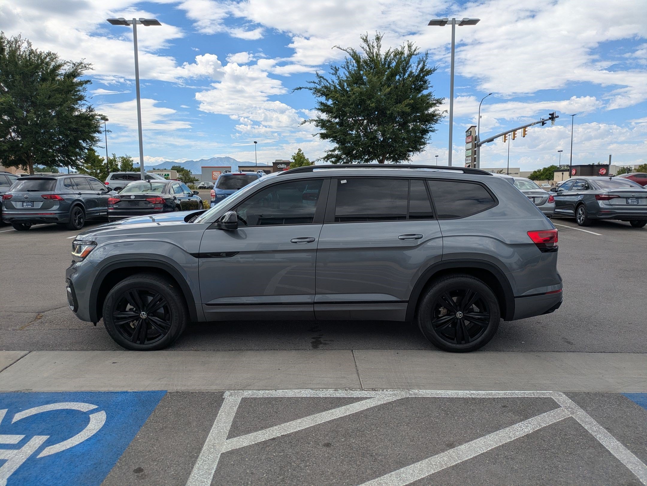 Certified 2023 Volkswagen Atlas SEL R-Line AWD/4WD image 10