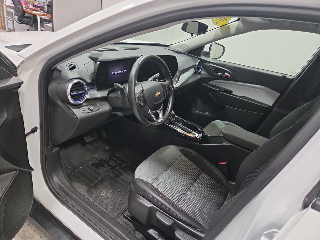 Used 2025 Chevrolet Trax LT w/ LT Convenience Package FWD image 27