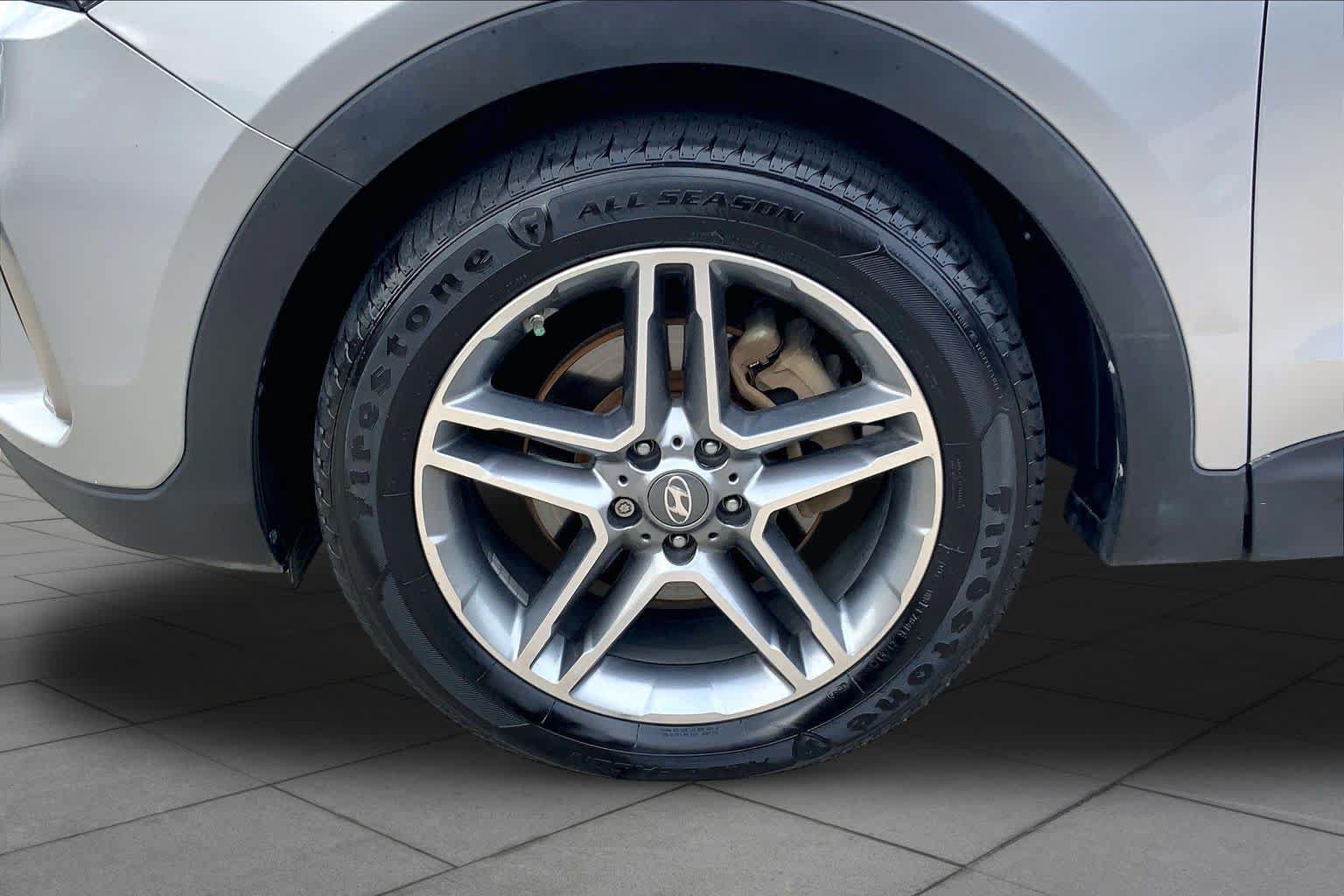 Used 2019 Hyundai Santa Fe XL FWD image 11