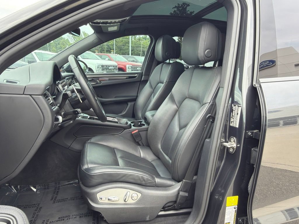 Used 2023 Porsche Macan Turbo AWD/4WD image 10