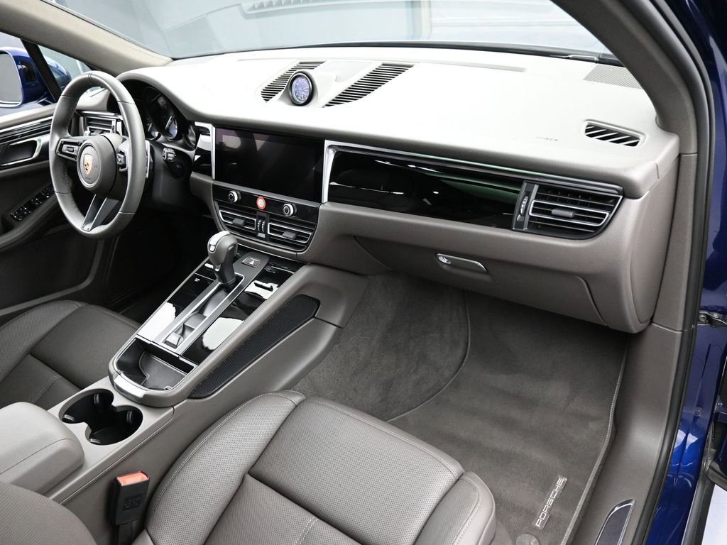 Certified 2025 Porsche Macan image 32