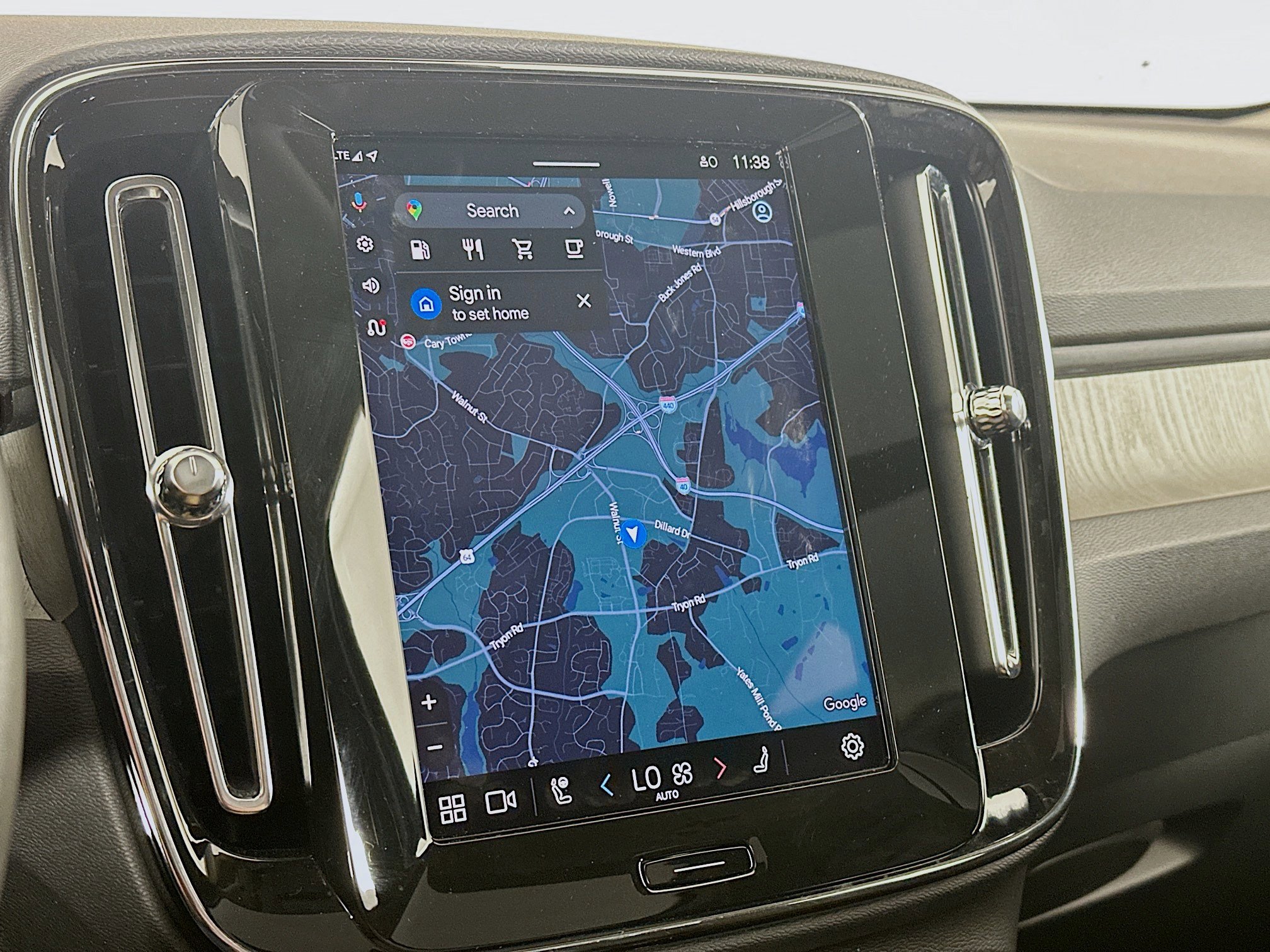 Used 2025 Volvo XC40 B5 Core image 22