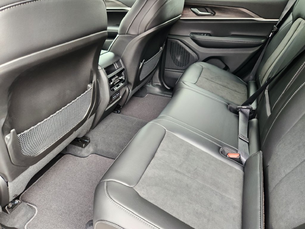 New 2026 Jeep Grand Cherokee Altitude AWD/4WD image 9