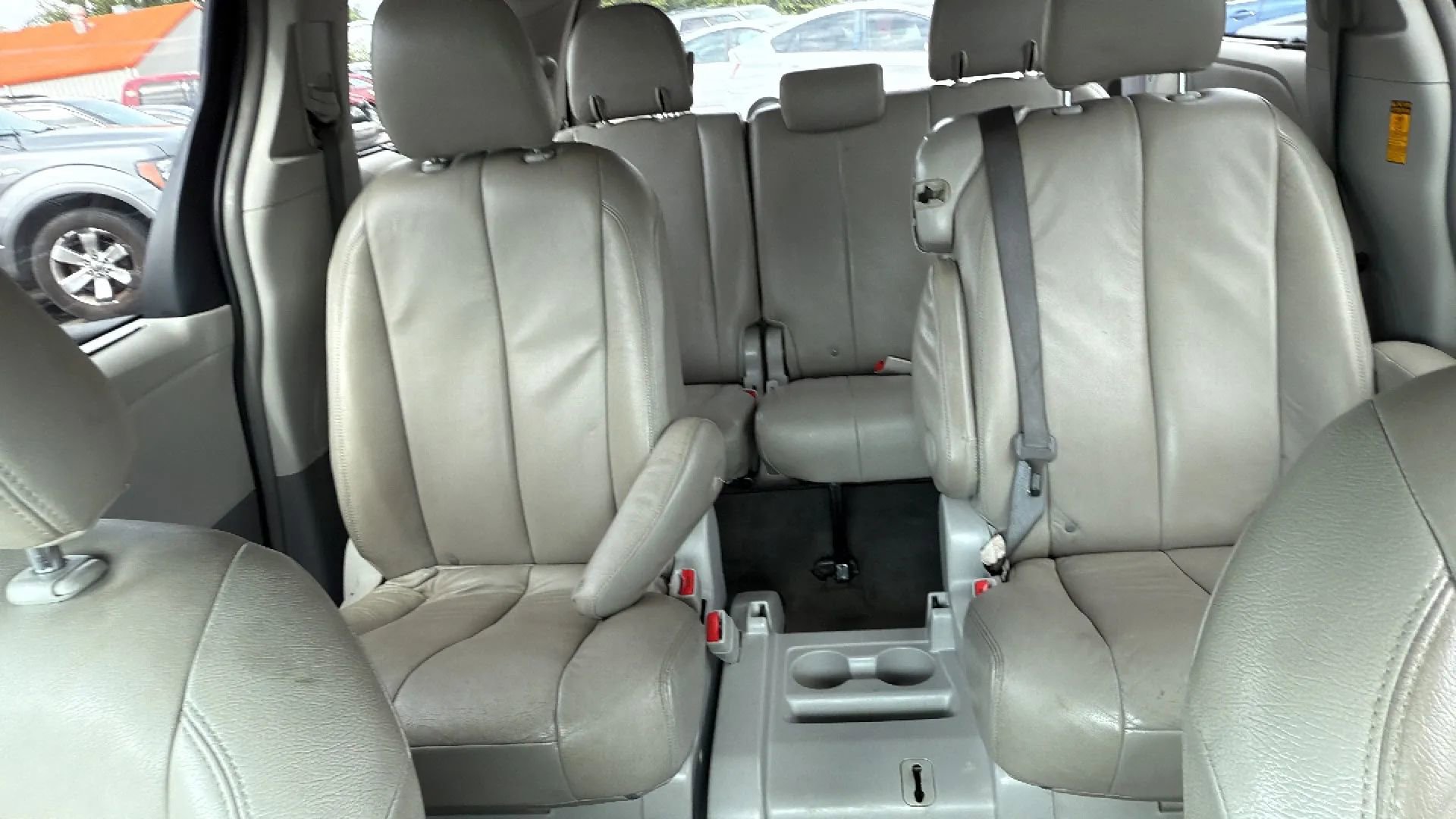 Used 2014 Toyota Sienna LE image 31