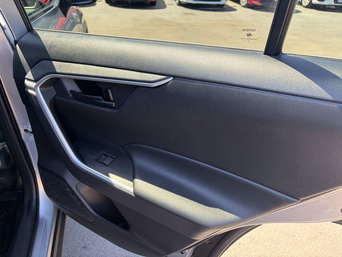 Used 2019 Toyota RAV4 LE AWD/4WD image 24