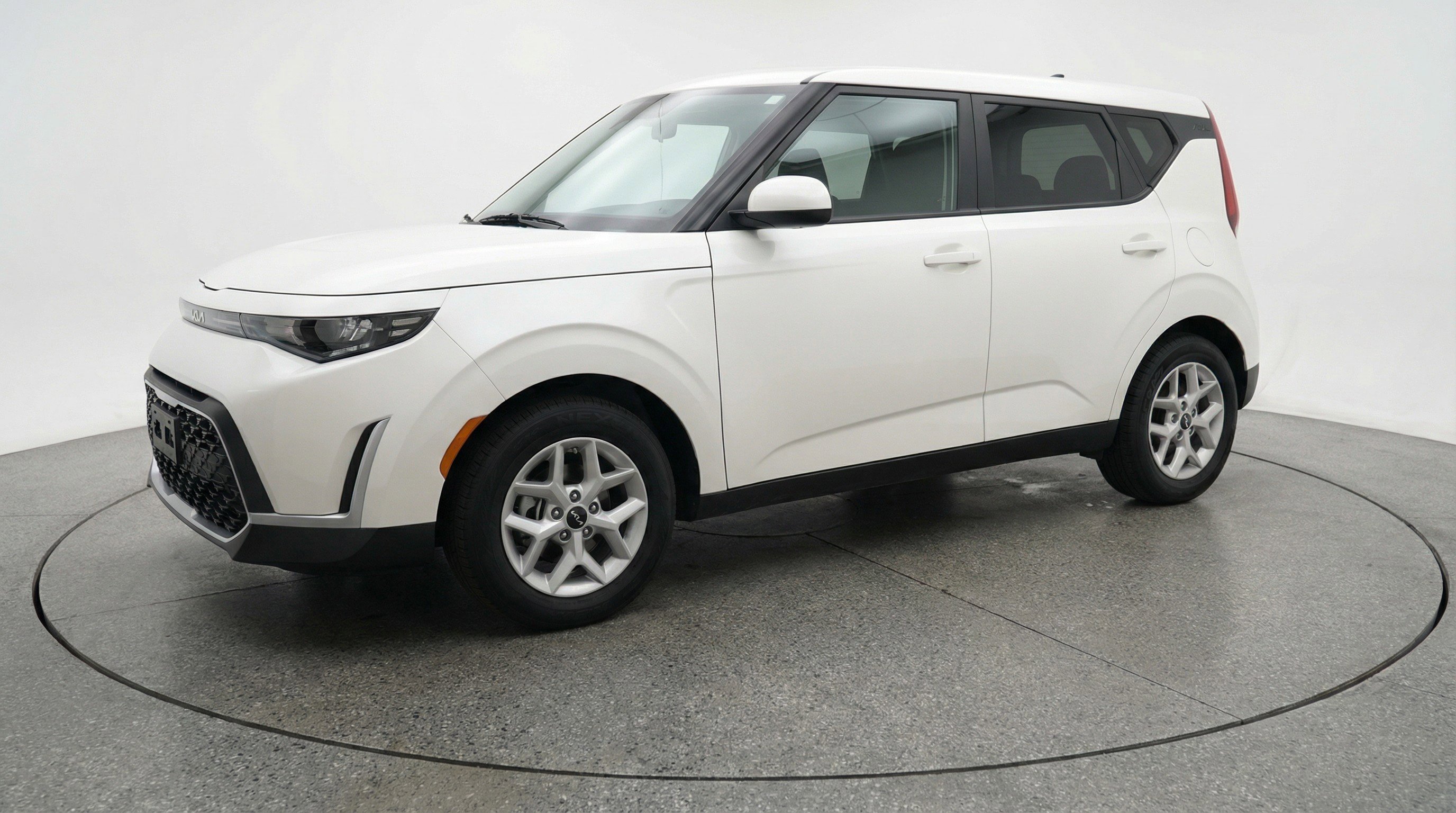 Used 2025 Kia Soul LX w/ LX Technology Package FWD image 3