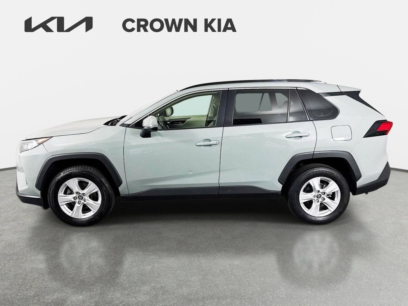 Used 2019 Toyota RAV4 XLE w/ Convenience Package FWD image 9