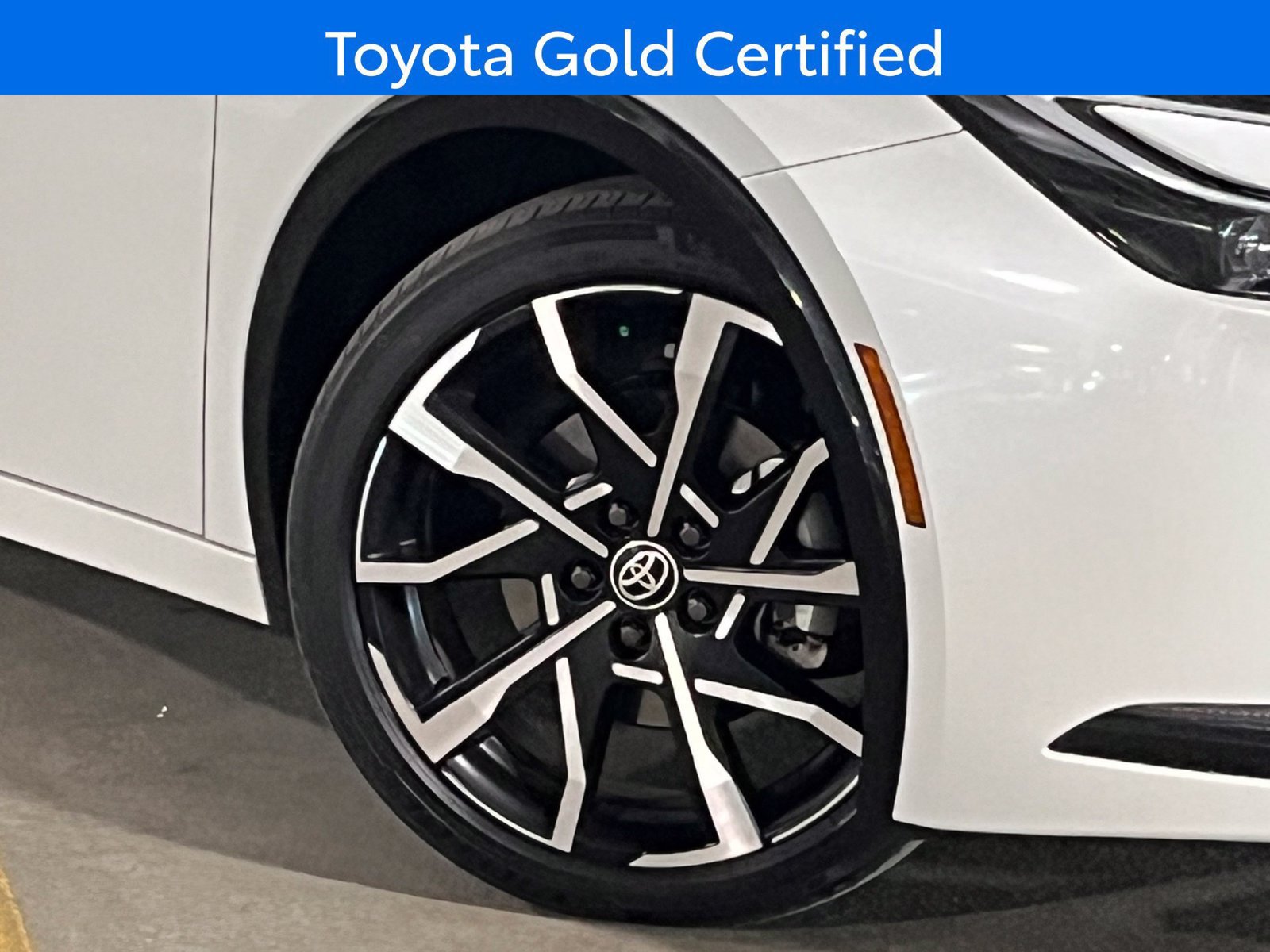 Used 2024 Toyota Prius Prime FWD image 2