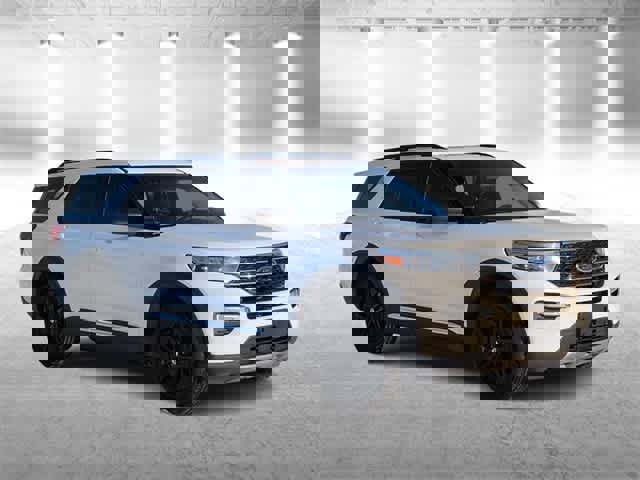 Used 2022 Ford Explorer XLT w/ Equipment Group 202A image 2