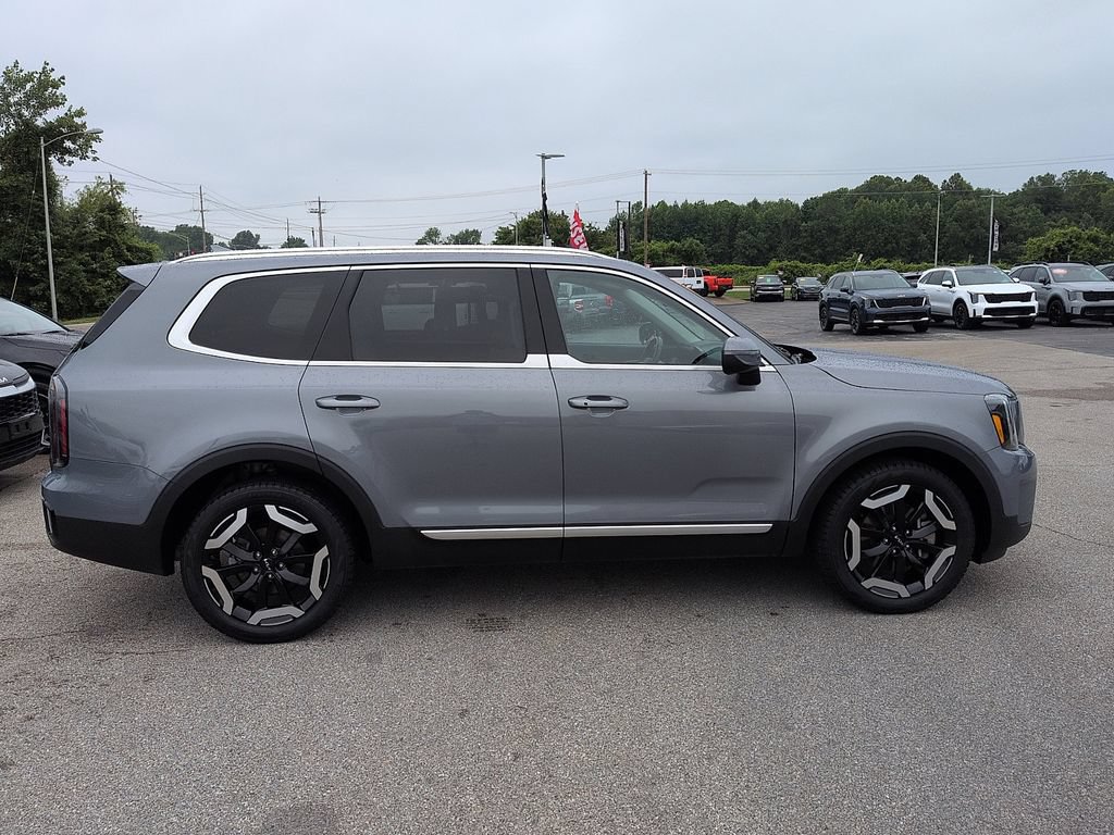 Used 2023 Kia Telluride EX w/ EX Captain's Chair Package FWD image 2