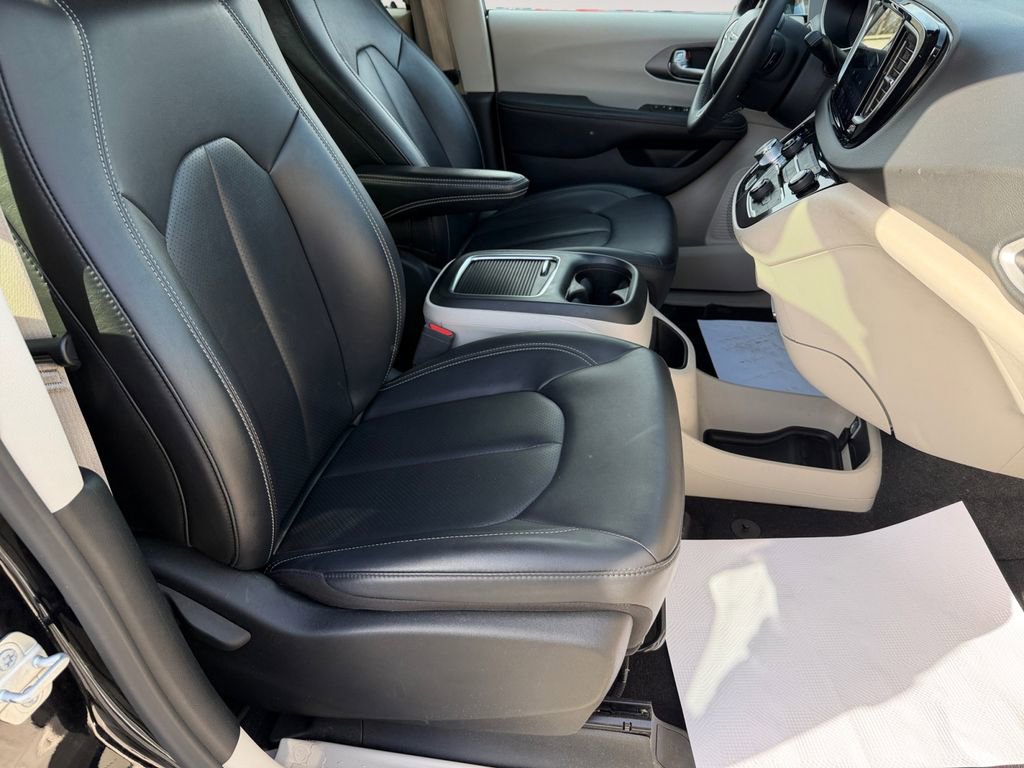 Used 2024 Chrysler Pacifica Touring-L image 27