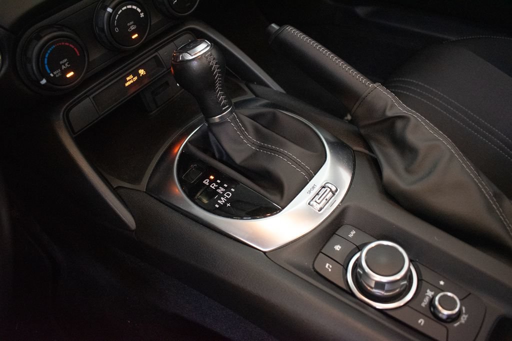 Used 2021 MAZDA MX-5 Miata Club RWD image 18