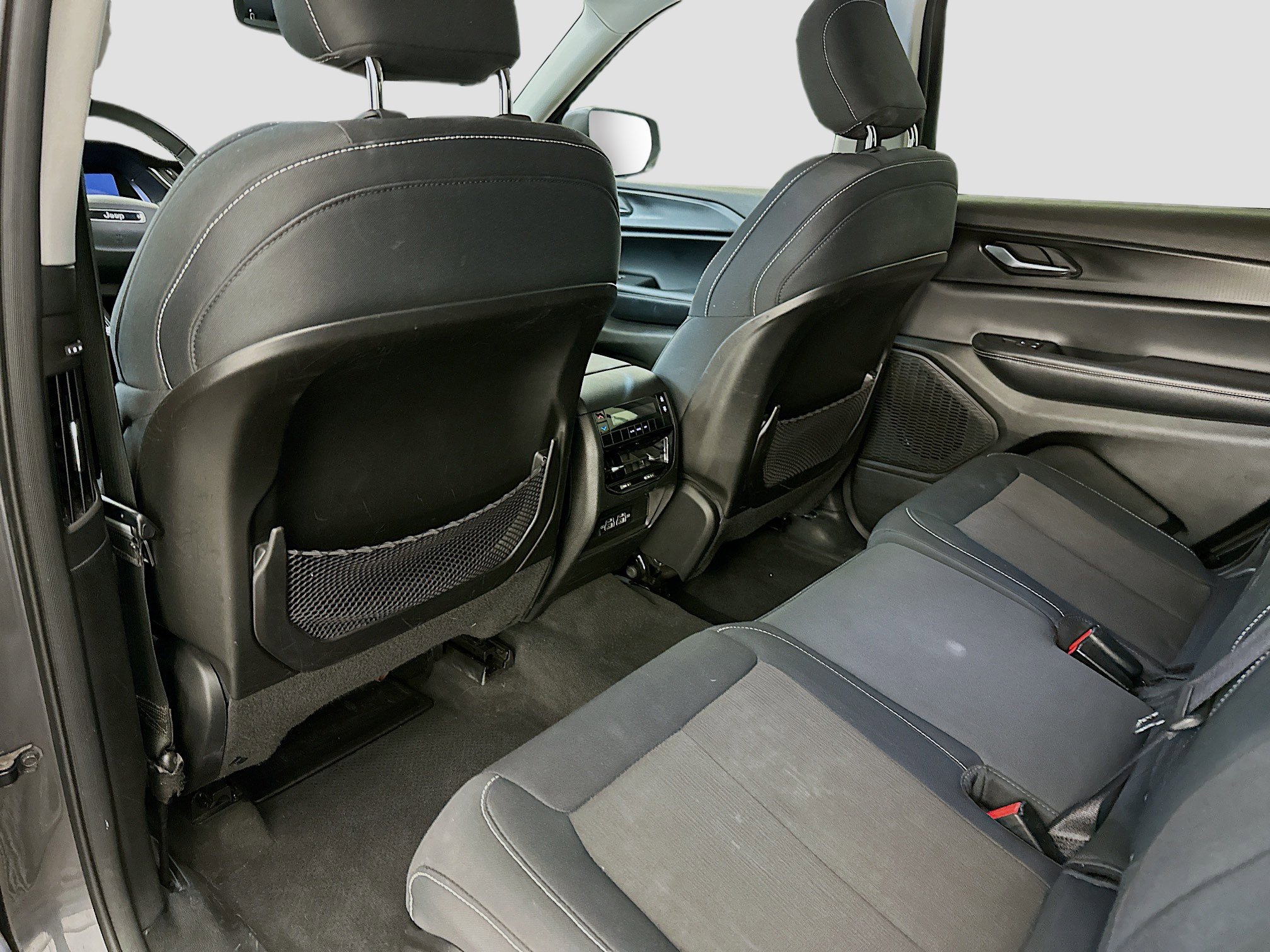 Used 2023 Jeep Grand Cherokee L Laredo image 27