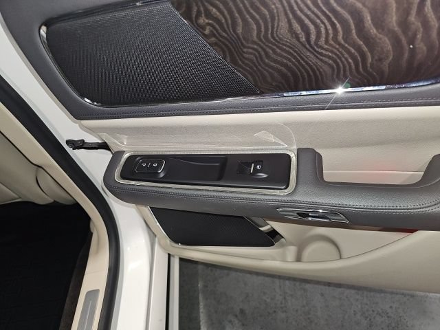 Used 2018 Lincoln Continental Select w/ Continental Climate Package AWD/4WD image 23