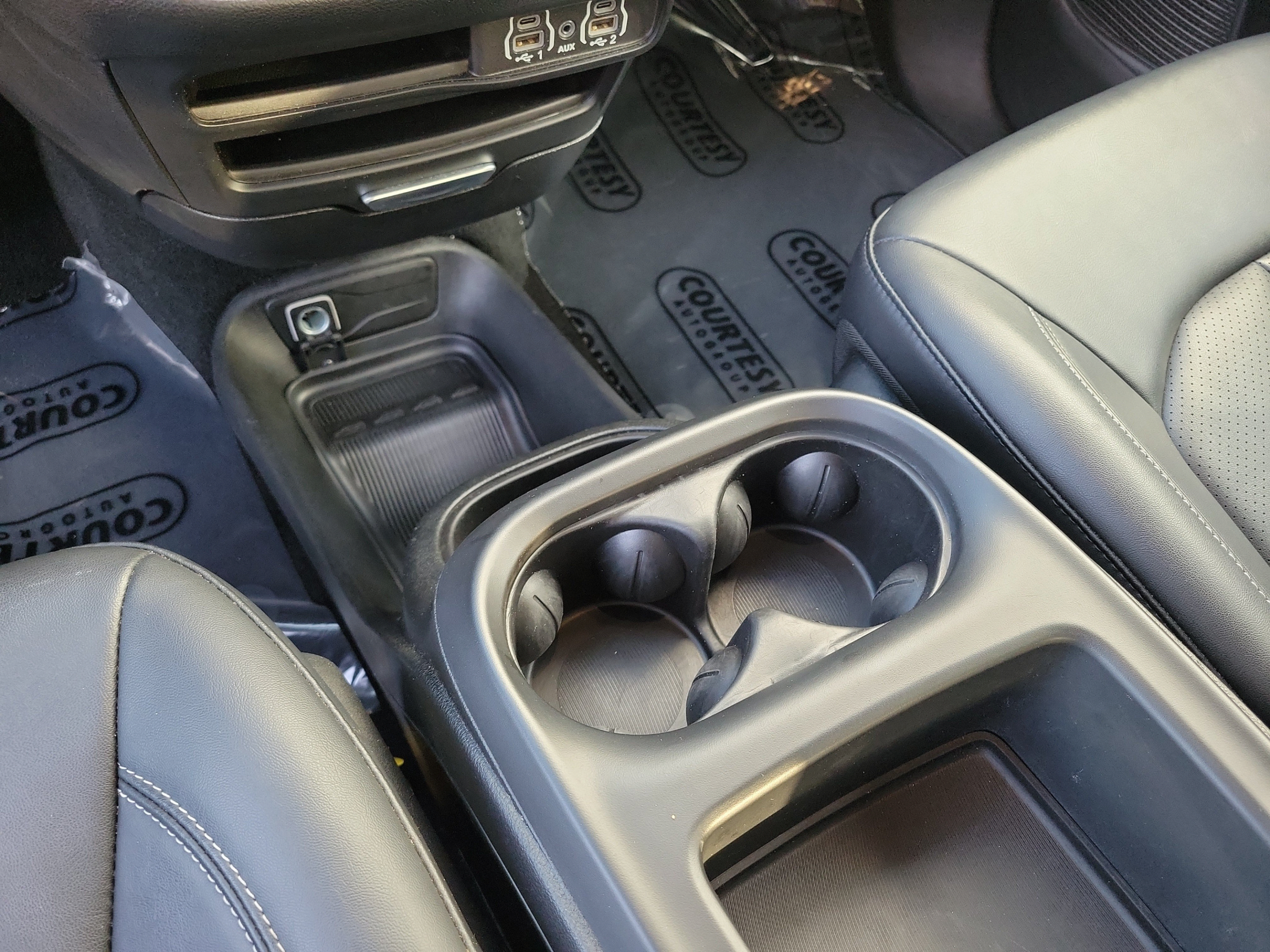 Used 2025 Chrysler Pacifica Select FWD image 26