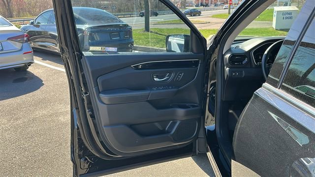 Used 2025 Honda Pilot Touring image 8