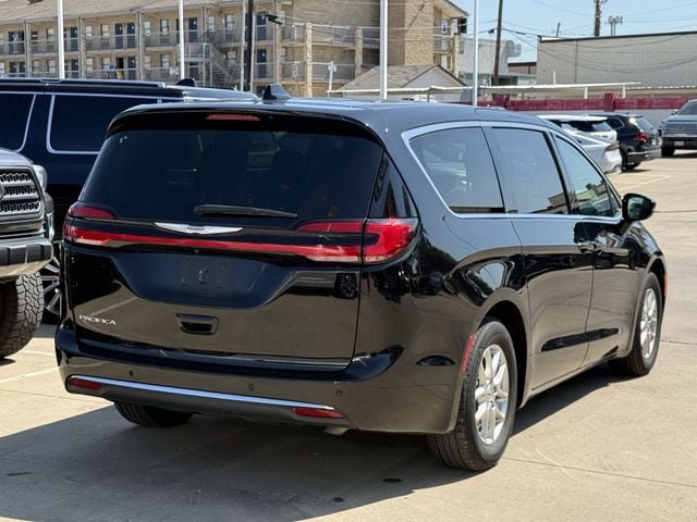 Used 2024 Chrysler Pacifica Touring-L FWD image 4