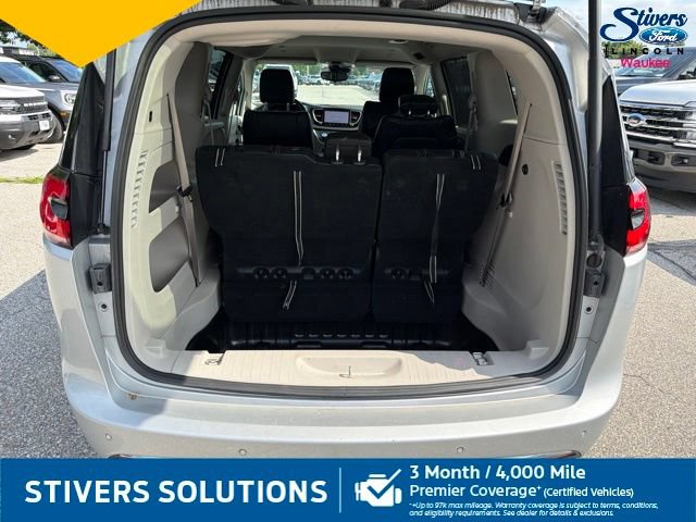 Used 2023 Chrysler Pacifica Touring-L FWD image 10