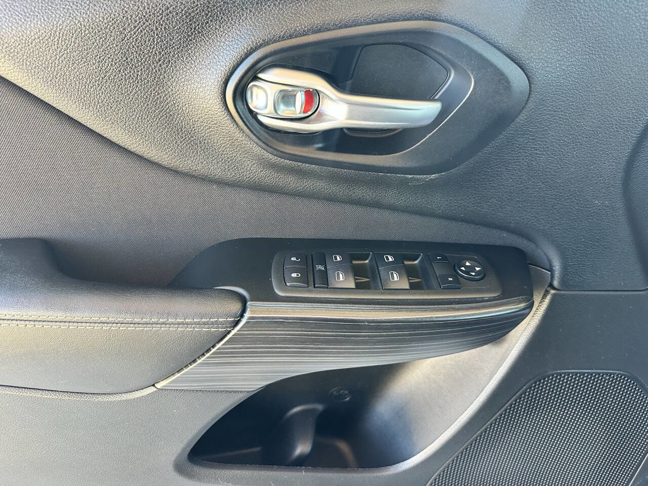 Used 2015 Jeep Cherokee Sport image 10