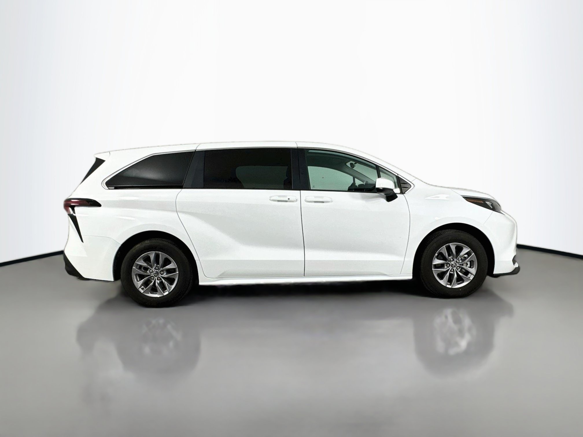 Certified 2025 Toyota Sienna LE FWD image 8