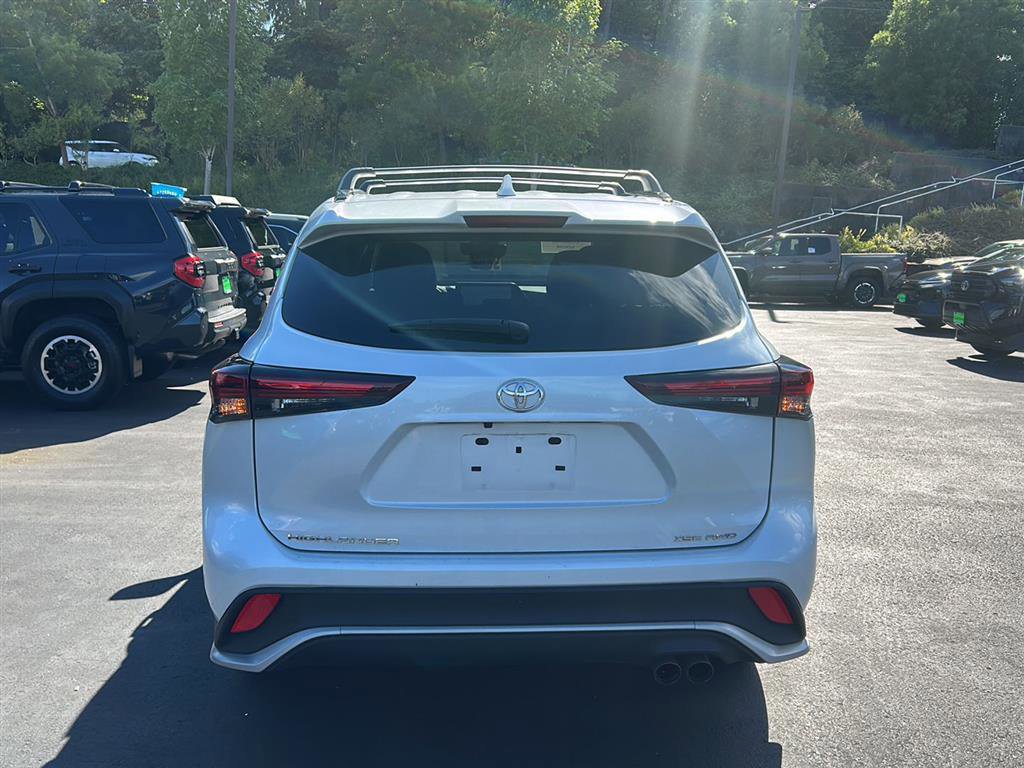 Used 2025 Toyota Highlander XSE AWD/4WD image 3