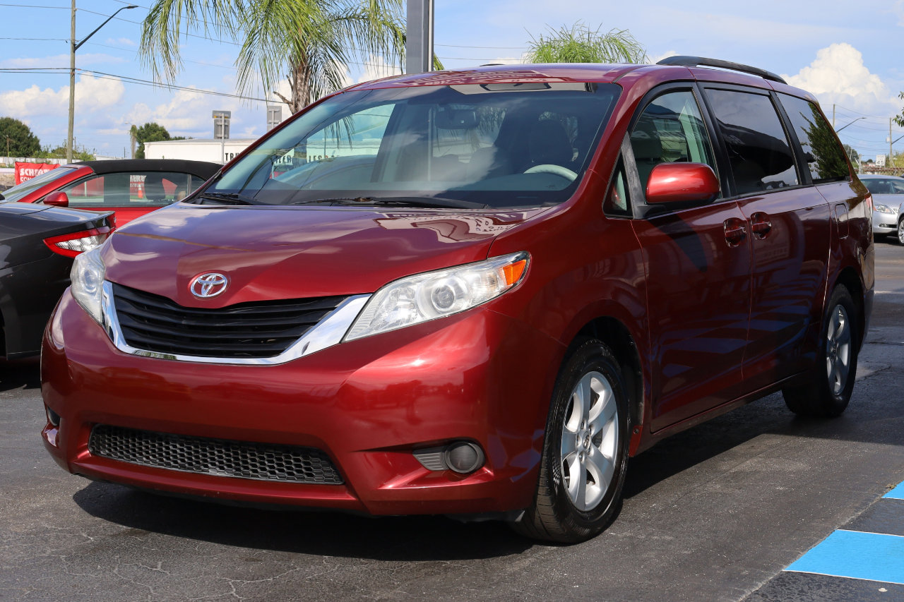 Used 2014 Toyota Sienna LE image 2