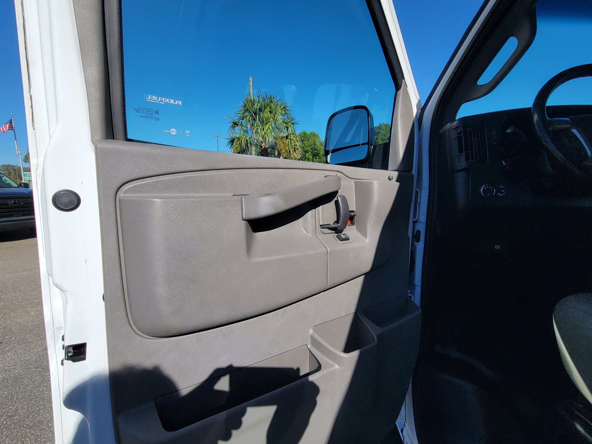 Used 2018 Chevrolet Express 2500 w/ Enhanced Convenience Package image 15