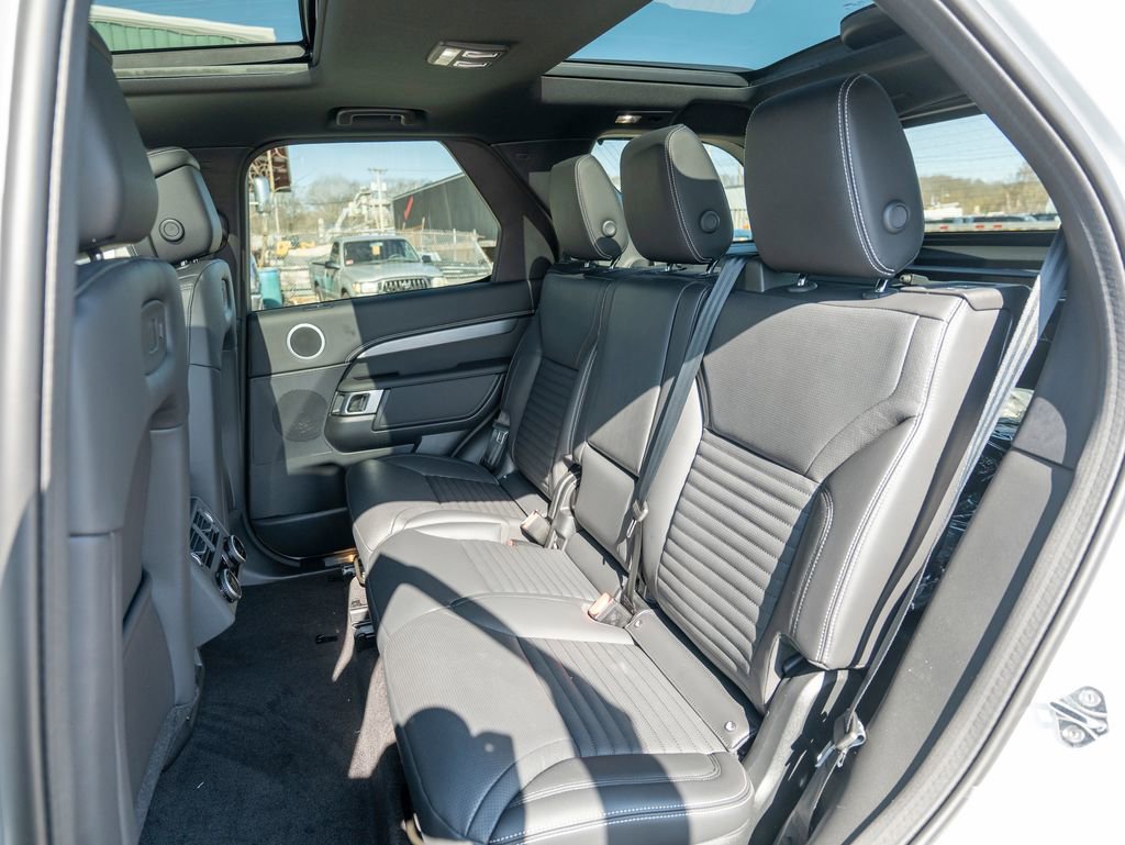 New 2025 Land Rover Discovery Dynamic SE image 23