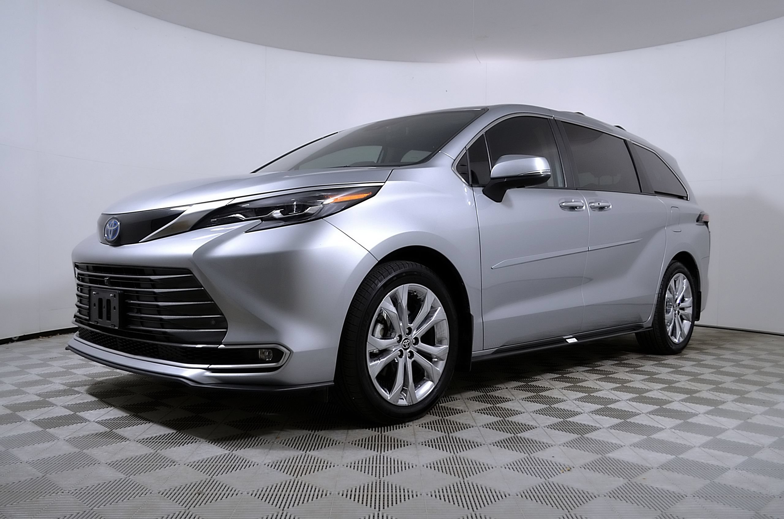 Used 2024 Toyota Sienna Platinum FWD video 3