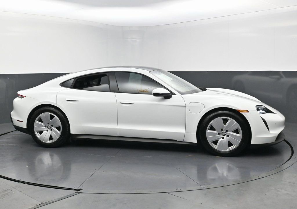 Used 2022 Porsche Taycan image 5