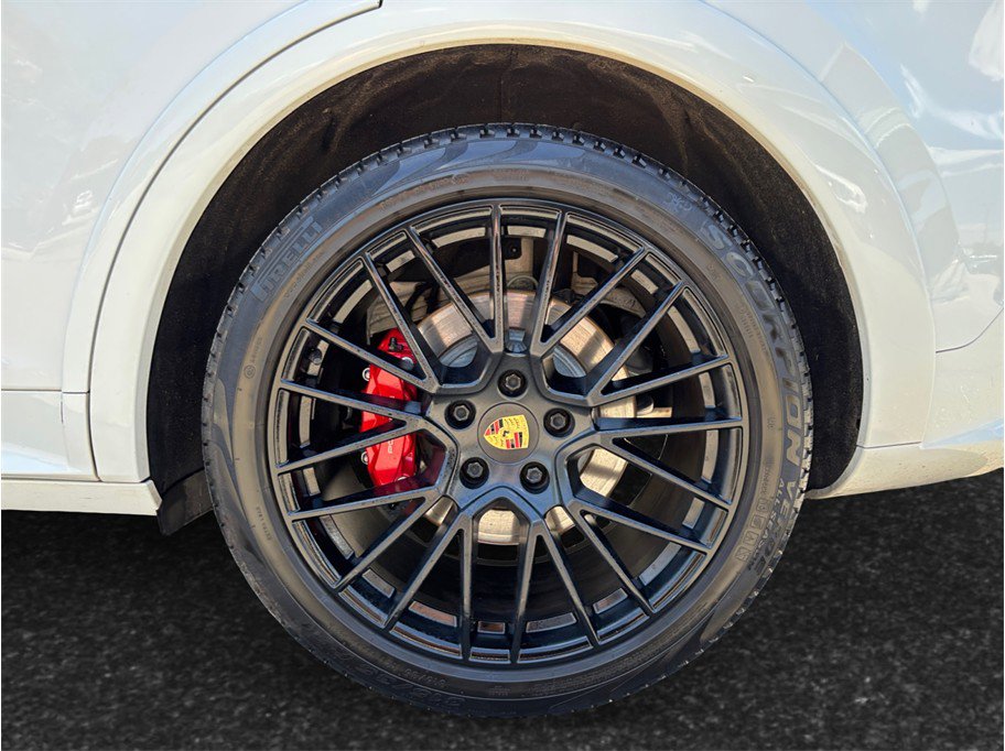 Used 2021 Porsche Cayenne GTS w/ Premium Package image 16