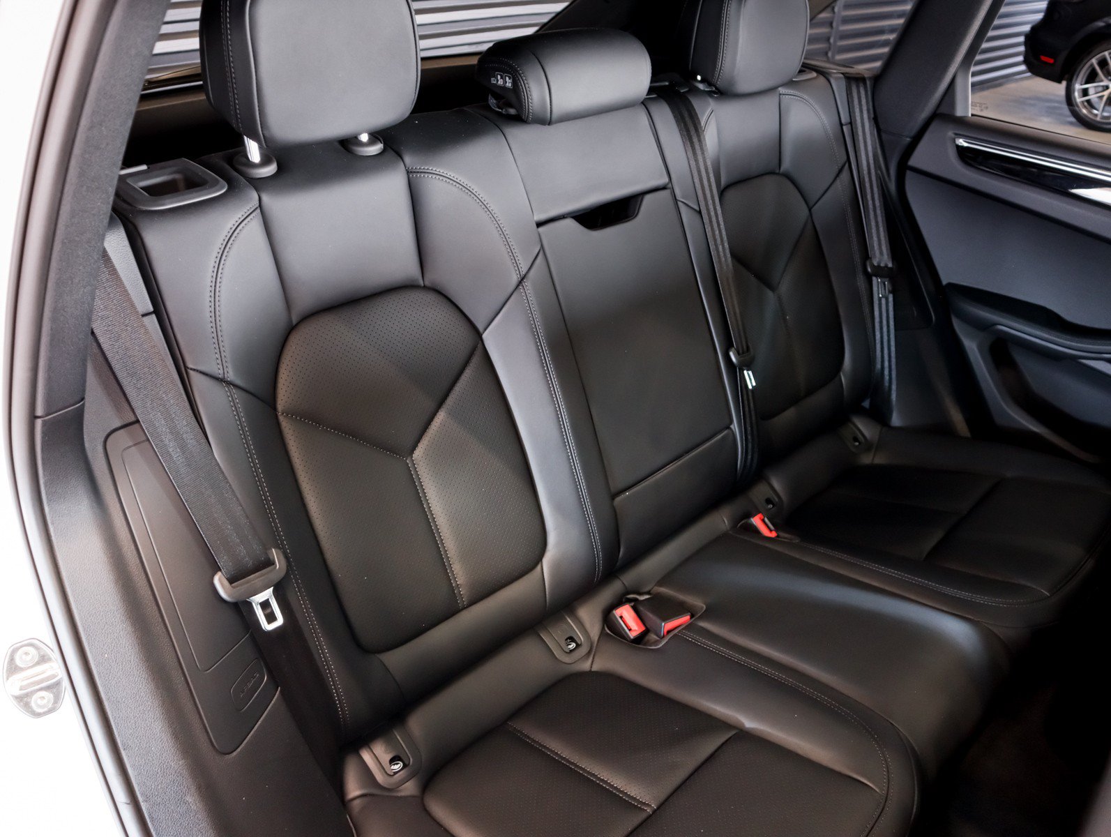 Certified 2026 Porsche Macan AWD/4WD image 6