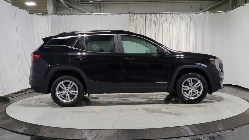 Used 2023 GMC Terrain SLE w/ Driver Convenience Package image 9
