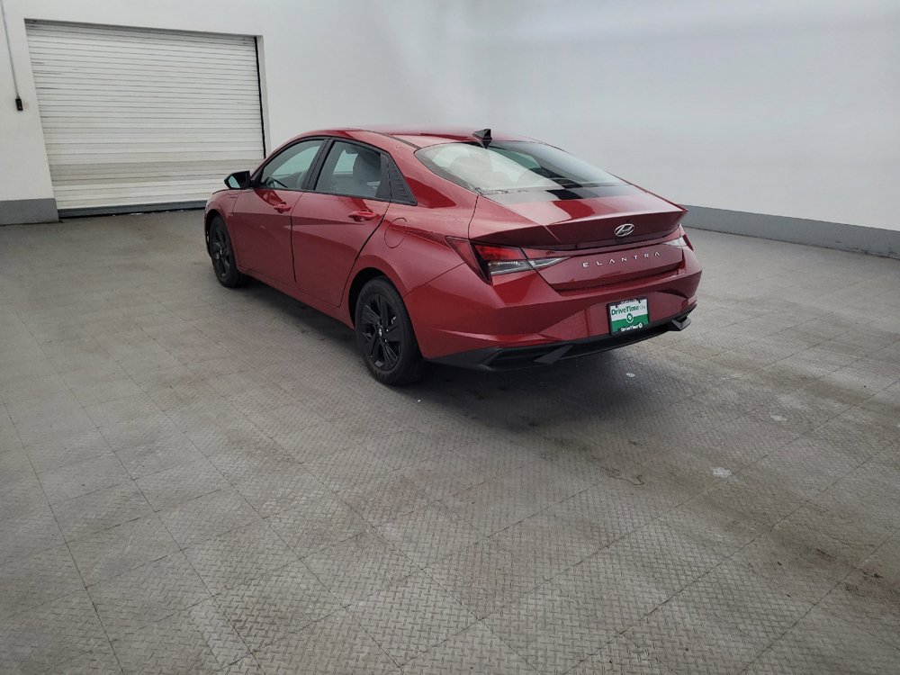 Used 2023 Hyundai Elantra SEL w/ Preferred Accessory Package FWD image 5