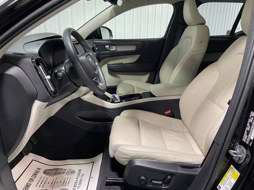 Used 2023 Volvo XC40 B5 Plus image 9