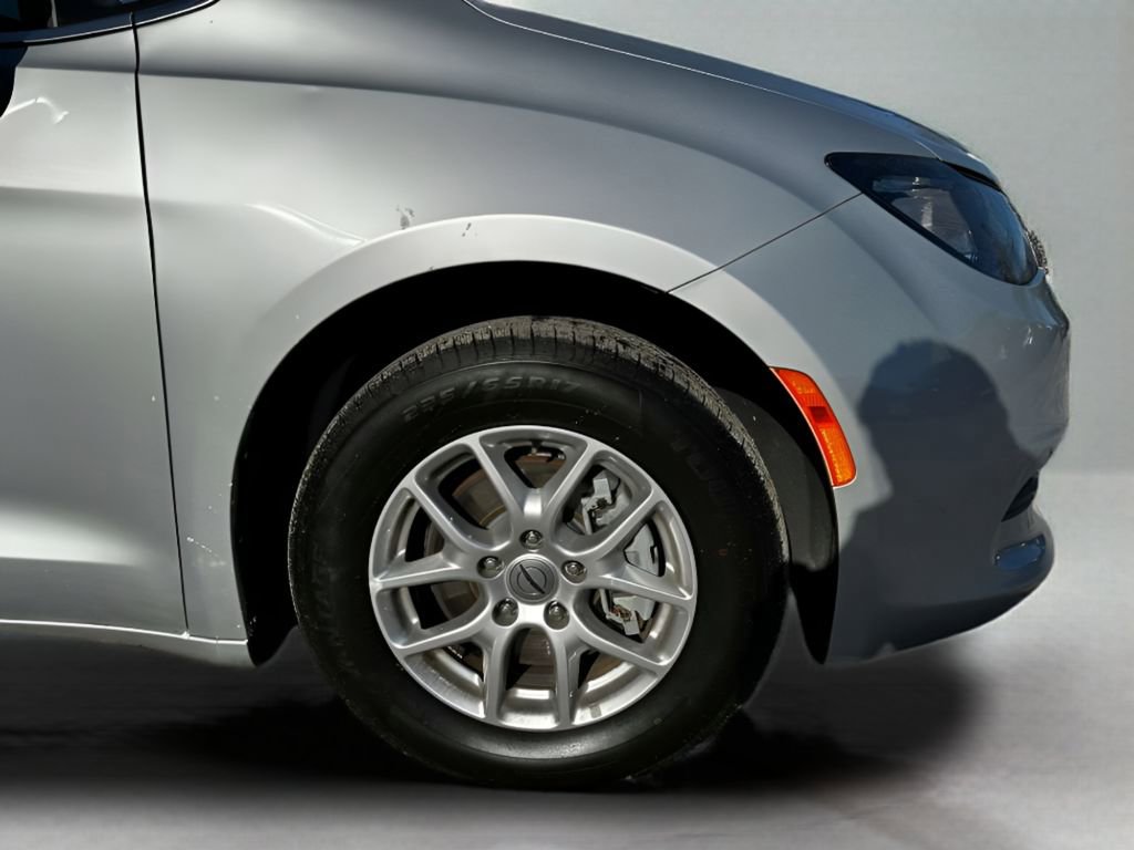 Used 2023 Chrysler Voyager LX image 9