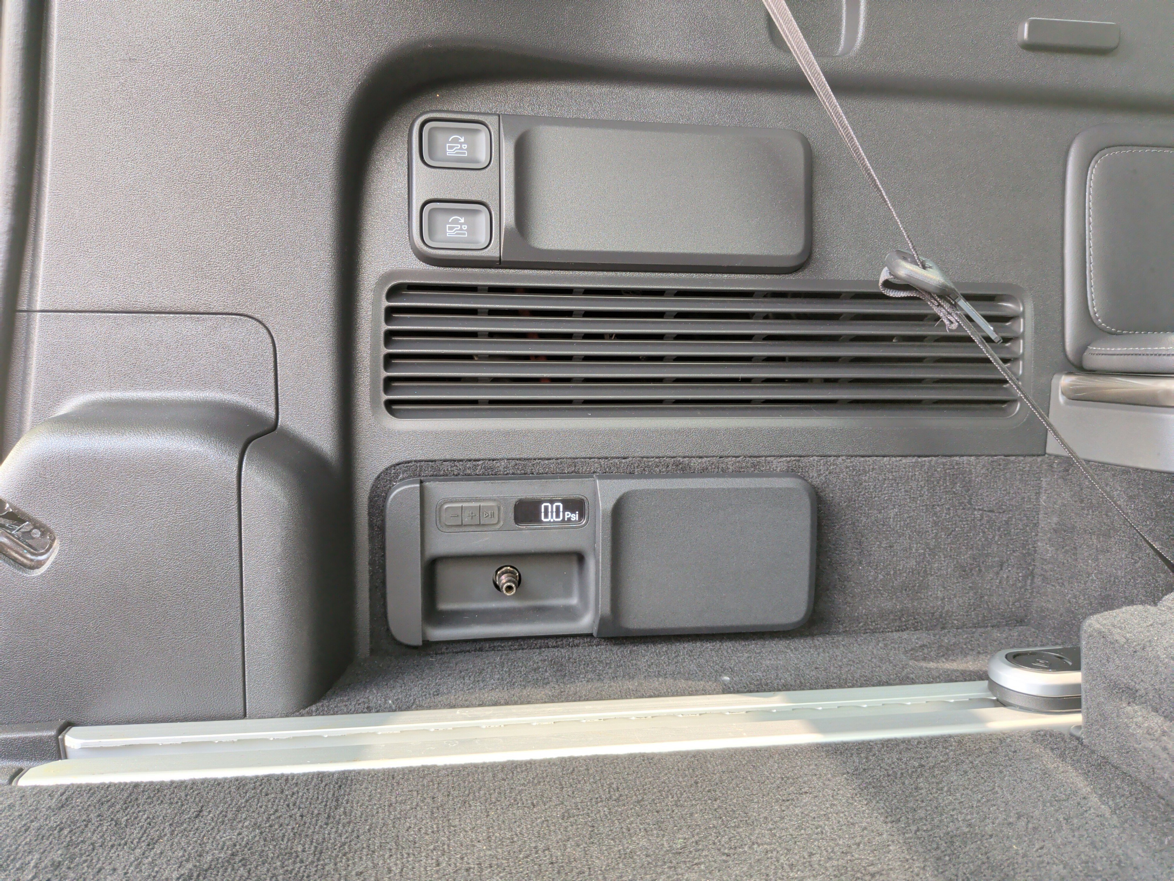 Used 2023 Rivian R1S Adventure AWD/4WD image 39