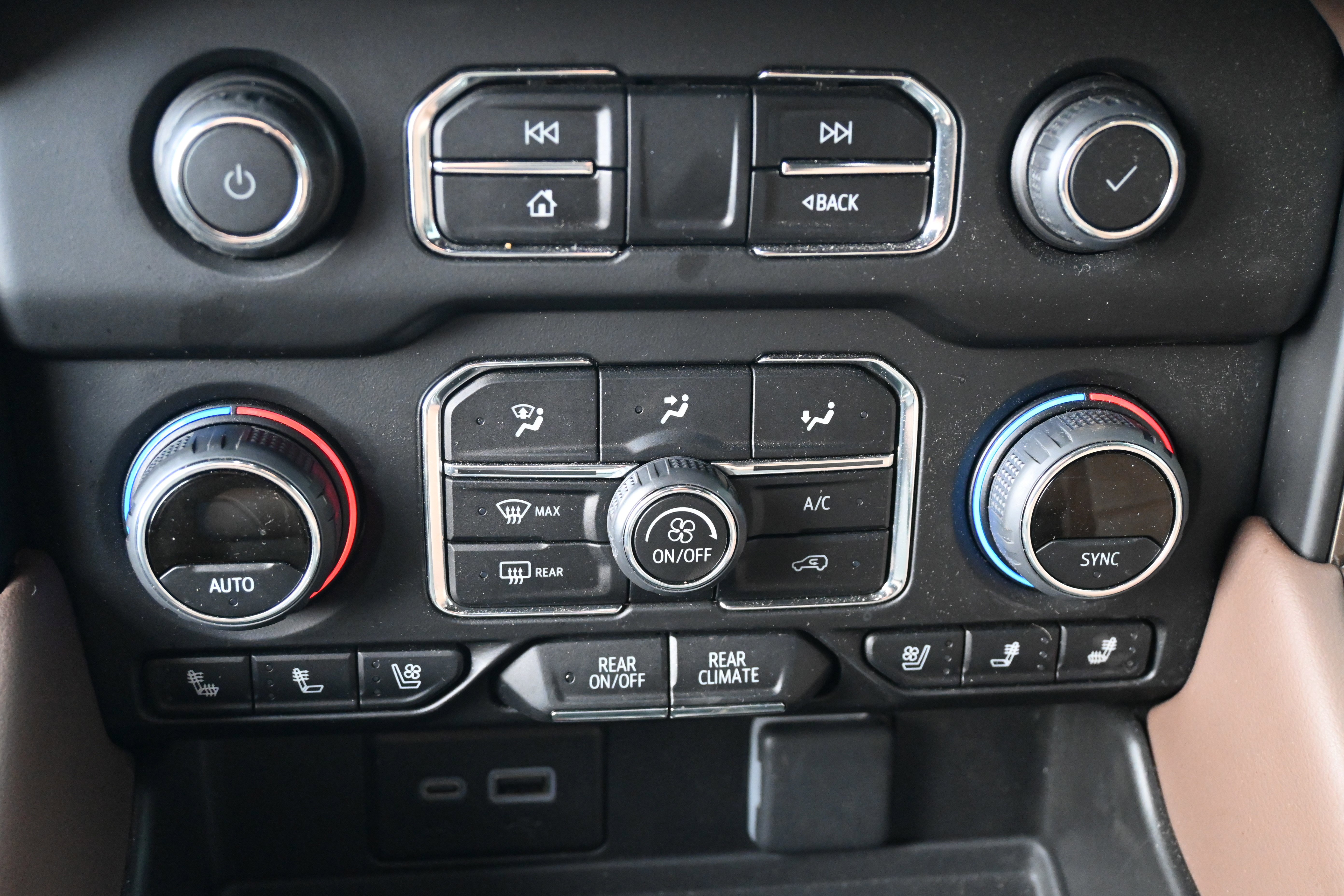 Used 2024 Chevrolet Suburban High Country image 29