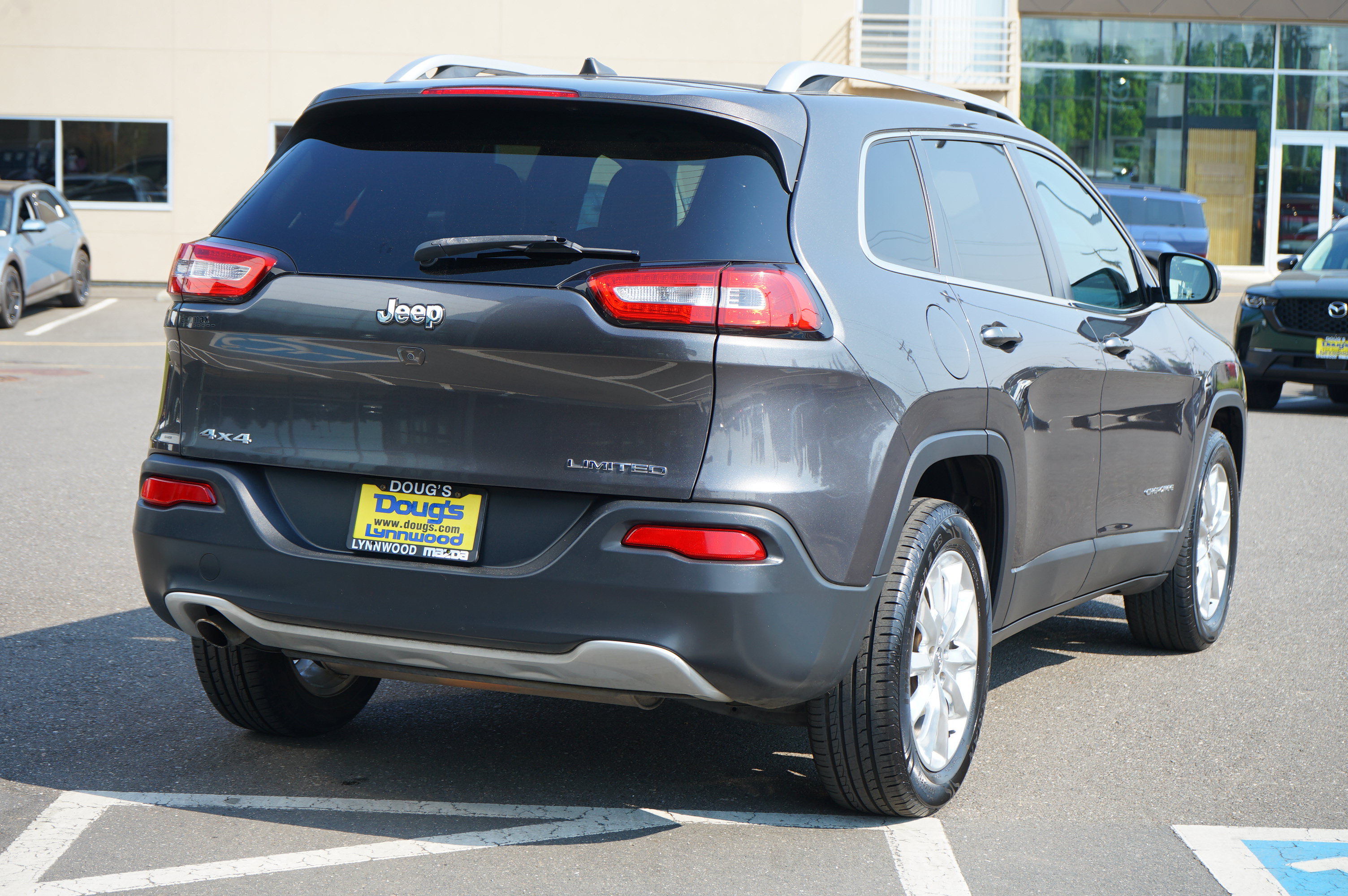 Used 2017 Jeep Cherokee Limited AWD/4WD image 4