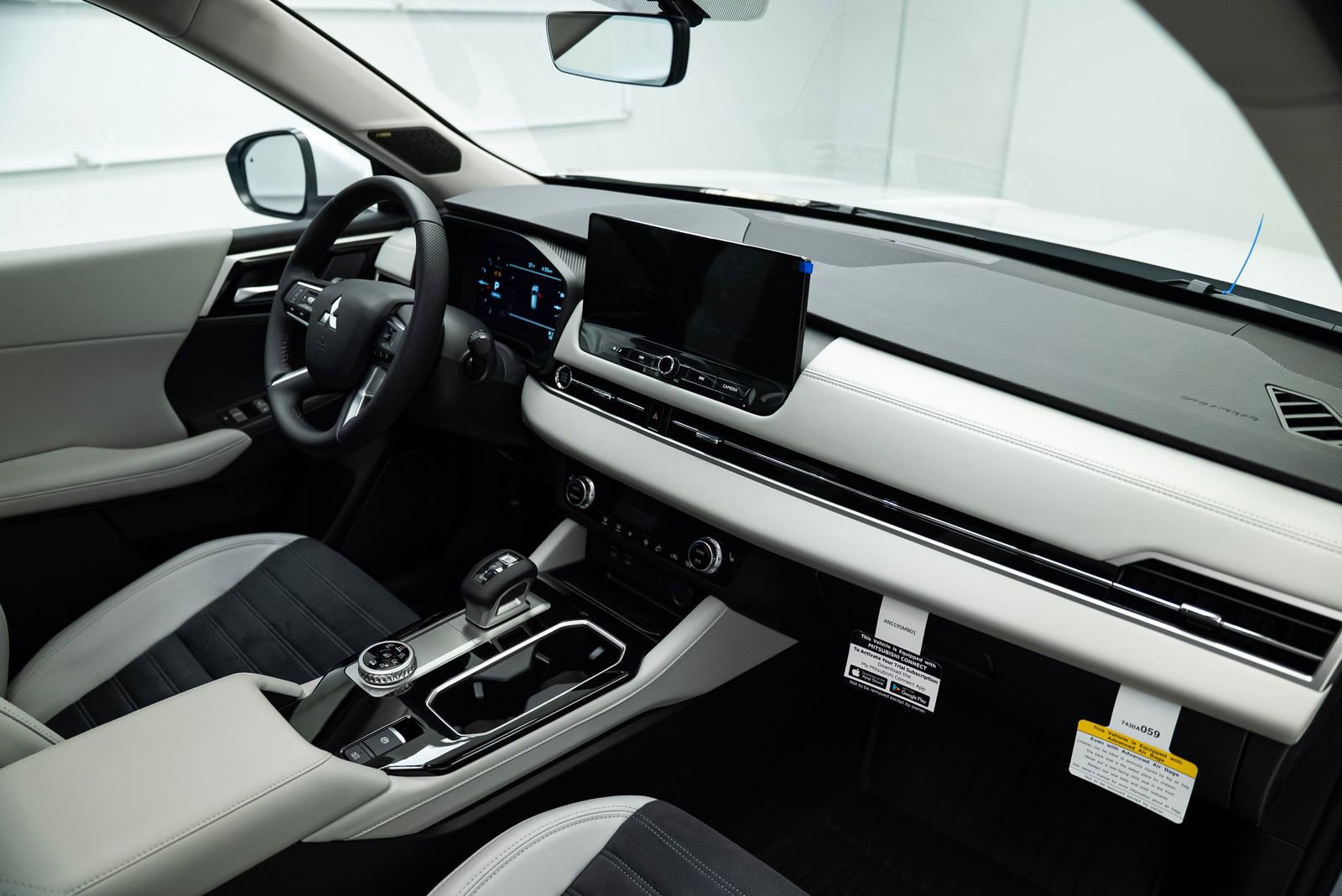 Used 2025 Mitsubishi Outlander SE image 13