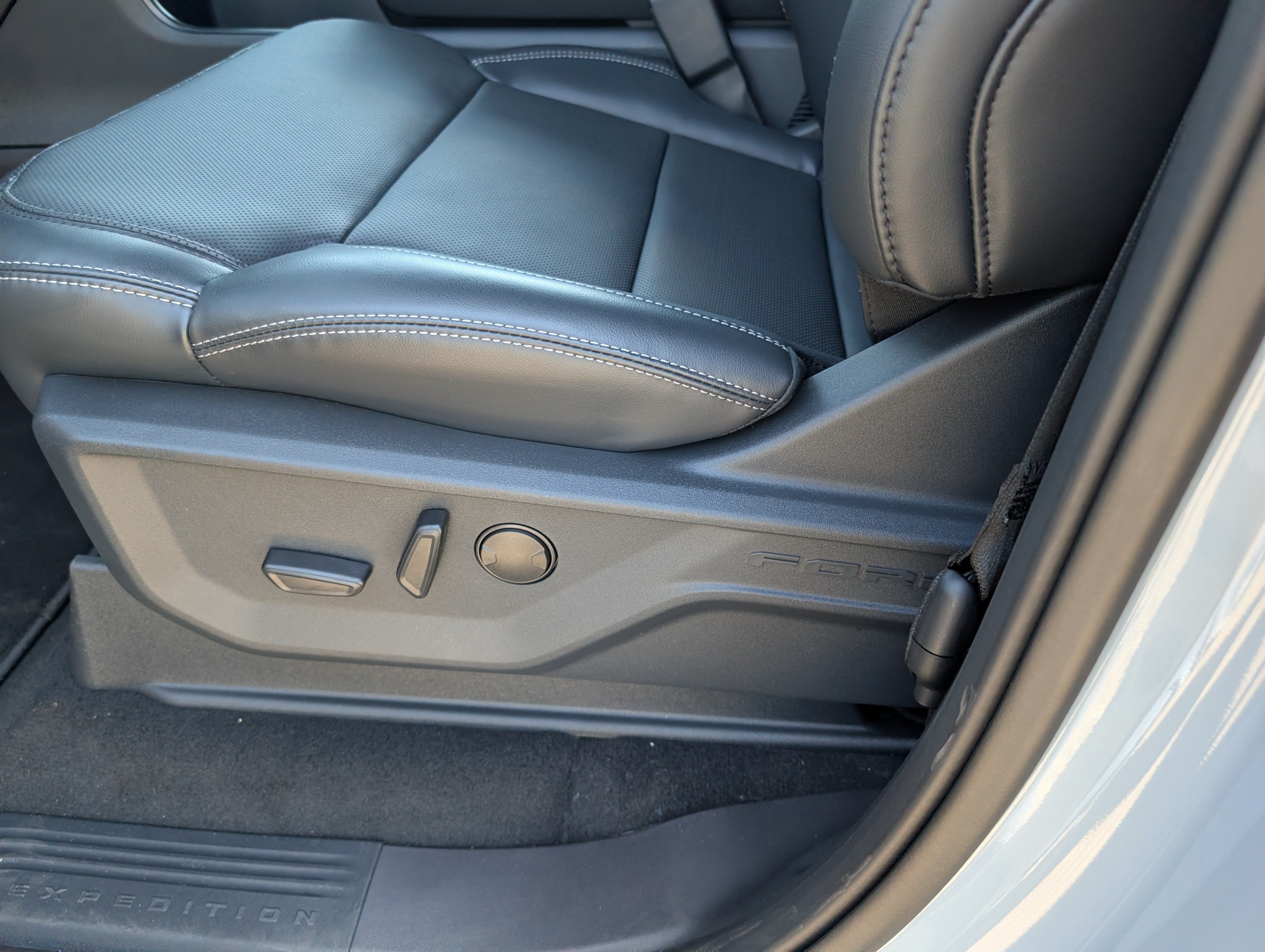 New 2026 Ford Expedition Platinum w/ Stealth Appearance Package AWD/4WD image 19