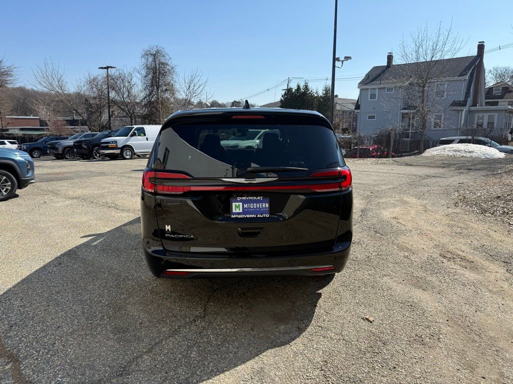 Used 2026 Chrysler Pacifica Select image 4
