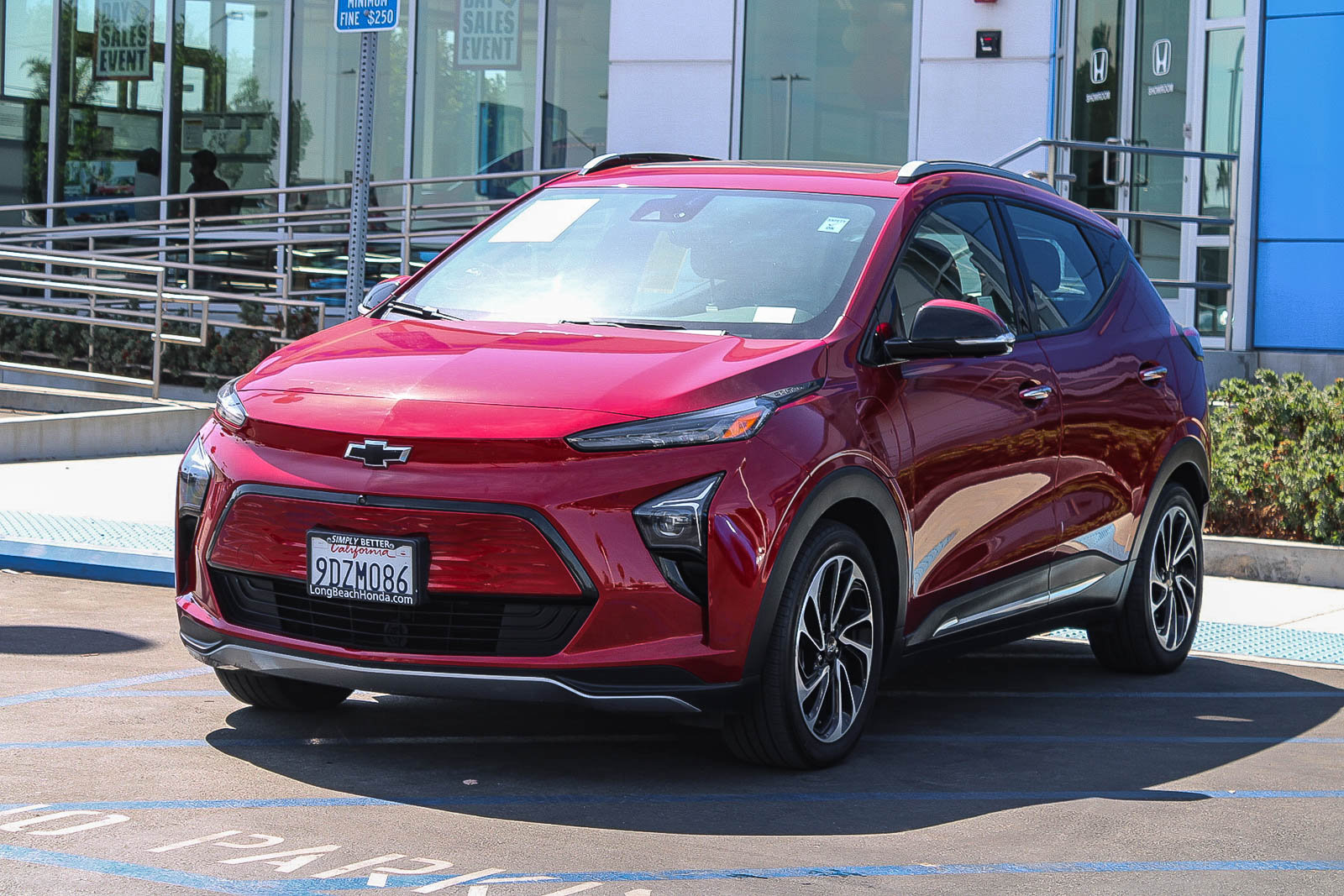 Used 2023 Chevrolet Bolt EUV Premier w/ Sun & Sound Package FWD image 3