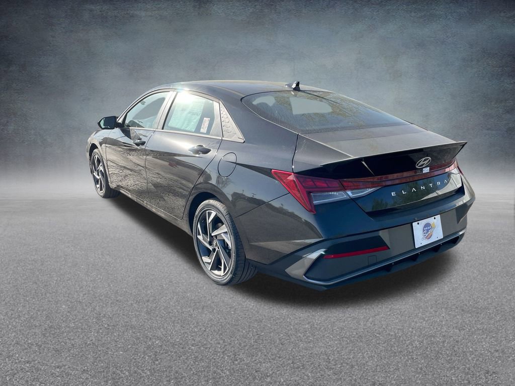 Used 2025 Hyundai Elantra SEL image 29