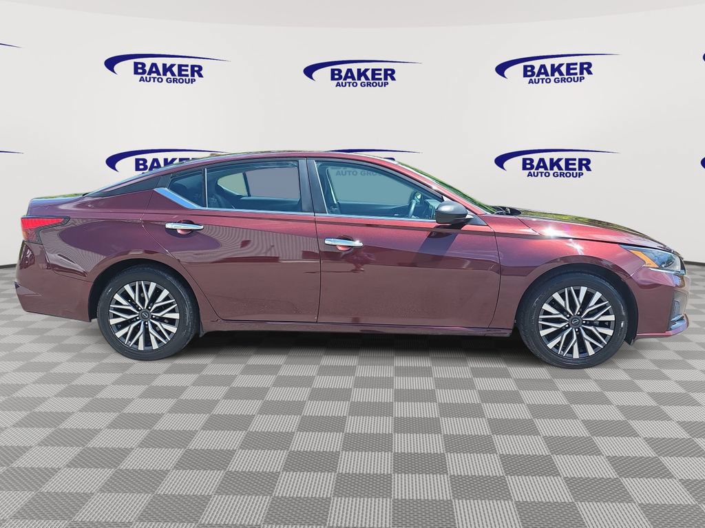 Used 2024 Nissan Altima 2.5 SV FWD image 2