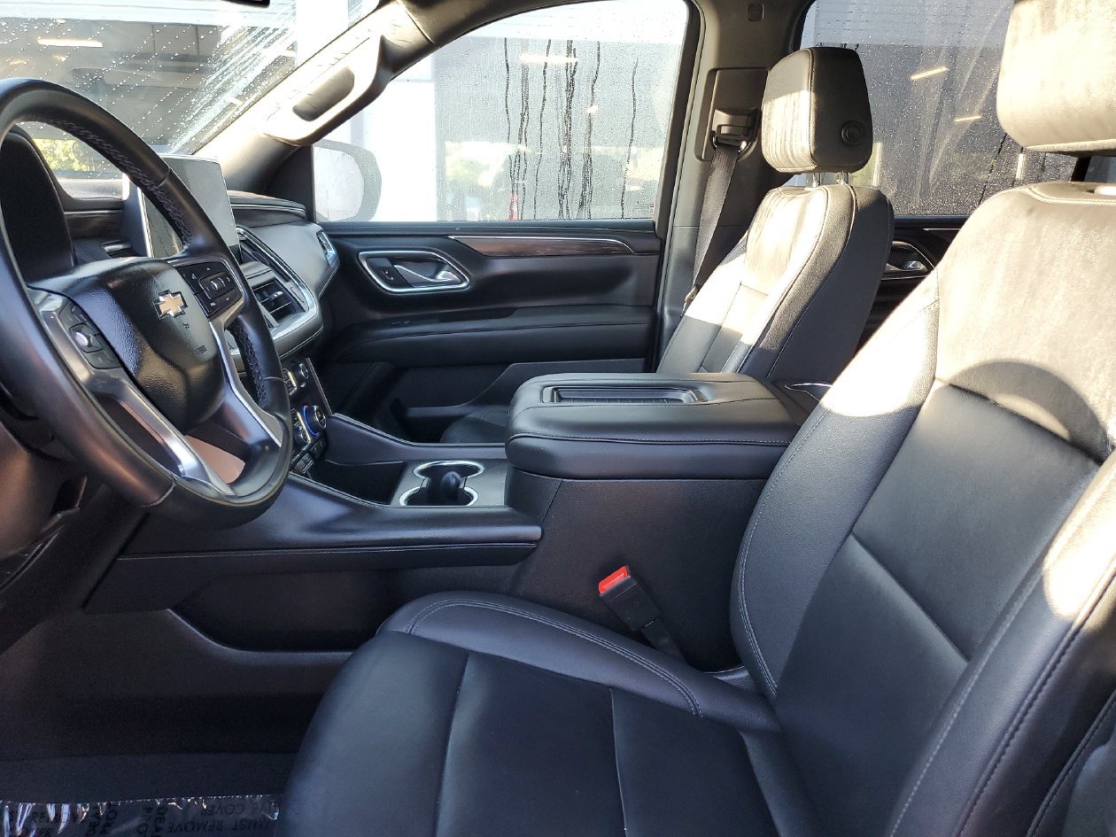 Used 2024 Chevrolet Suburban LT RWD image 17