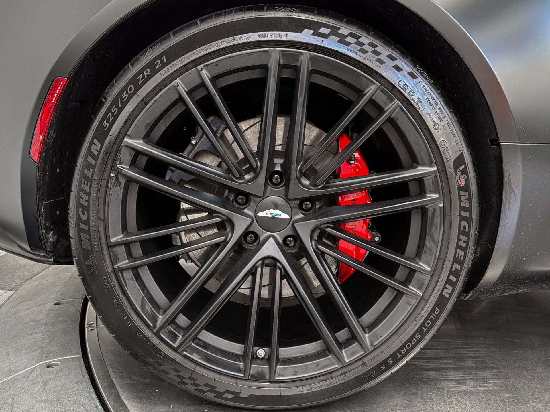 Used 2025 Aston Martin DB12 Coupe RWD image 27