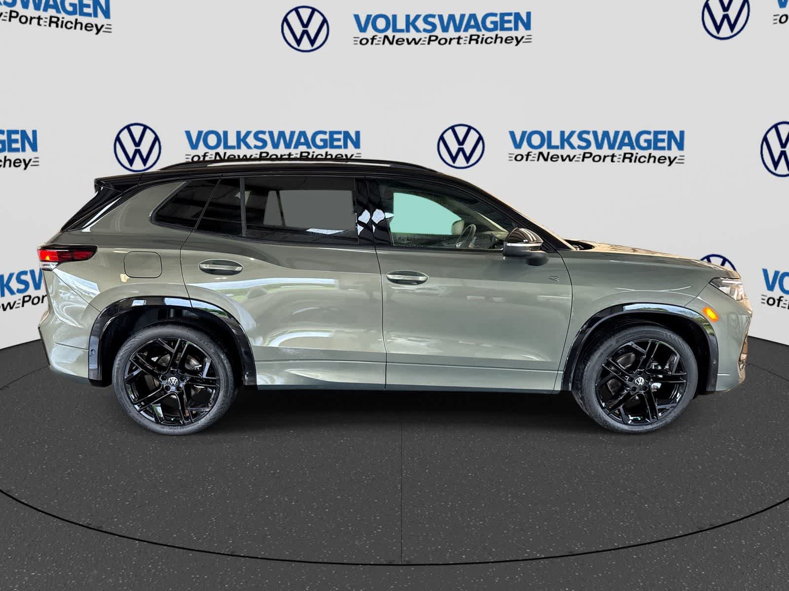 New 2026 Volkswagen Tiguan SE R-Line FWD image 15